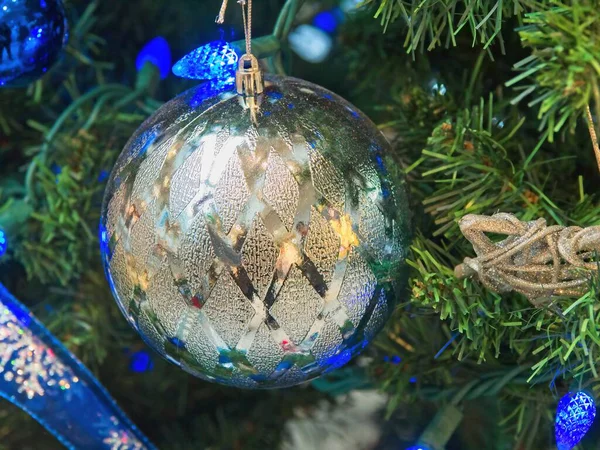 Kerstboom versierd met glitter, verlichting en glazen ballen voor de kerst- en nieuwjaarsviering schristmas decor — Stockfoto