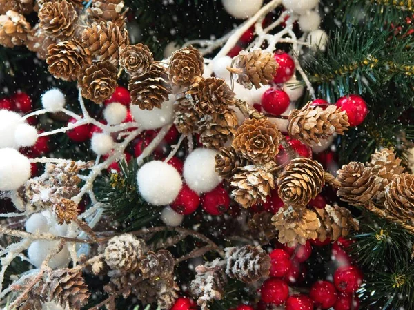 Weihnachtsbaum dekoriert mit Glitzer, Lichtern und Glaskugeln für die Weihnachts- und Neujahrsfeier — Stockfoto