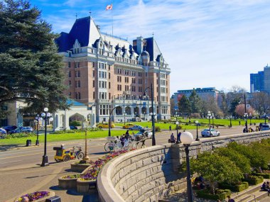 Victoria şehir merkezinde bahar çiçek açan çiçekler