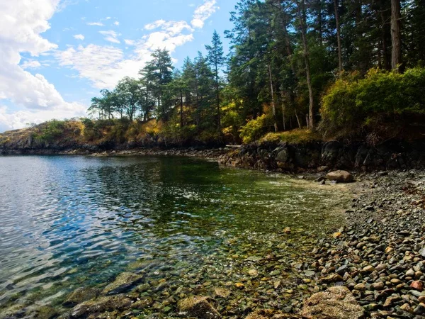 Public Ruckle Provincial Park shoreline on the Salt Spring Island — Stock Photo, Image