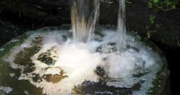 Air Terjun Dekoratif Dengan Percikan Air Yang Mengalir — Stok Video