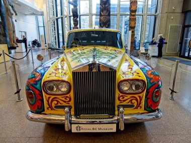 Victoria, British Columbia, Kanada - 1 Şubat 2020. John Lennon 'ın ikonik 1965 Rolls-Royce Phantom V Touring Limuzini Kraliyet Bc Müzesi' nin cam lobisinde sergileniyor.