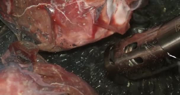 Vakuumversiegelter Rinderbraten Wird Mit Sous Vide Gerät Gekocht — Stockvideo