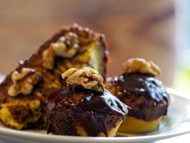 Çikolatalı kek taze pişmiş ve cevizlerle süslenmiş.