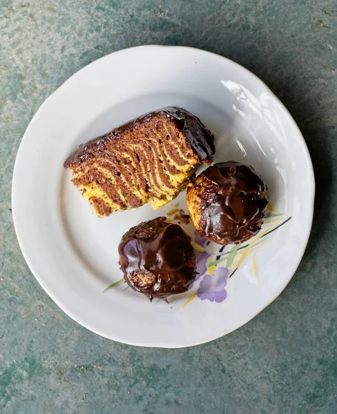 Çikolatalı kek taze pişmiş ve cevizlerle süslenmiş.