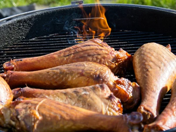 Turquía Piernas Siendo Ahumado Aire Libre Parrilla —  Fotos de Stock