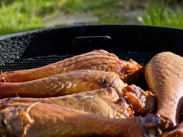 Turquía Piernas Siendo Ahumado Aire Libre Parrilla —  Fotos de Stock