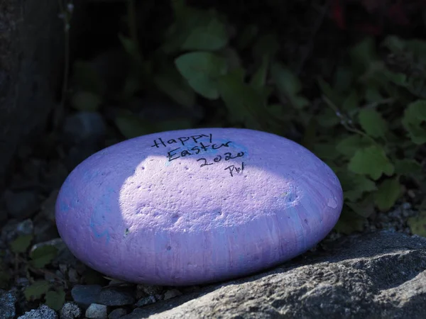 Pedra Forma Ovo Pintada Cor Roxa Com Inscrição Happy Easter — Fotografia de Stock