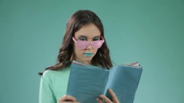 Parlak yeşil makyajlı etkileyici bir manken.