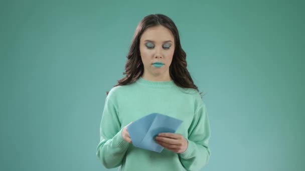 Modèle de mode expressif avec maquillage lumineux vert — Video