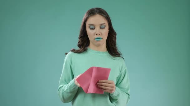 밝은 녹색 화장을 한 표현 형 패션 모델 — 비디오
