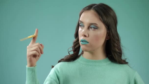 Expressieve mode model met groene heldere make-up — Stockvideo