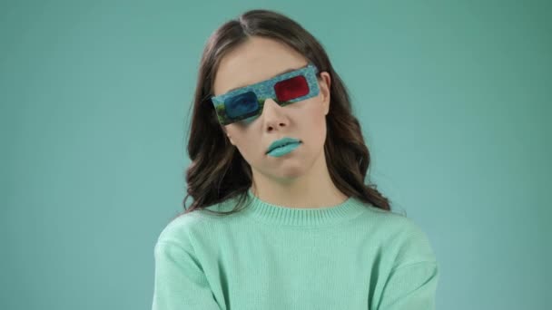 Εκφραστικό μοντέλο μόδας με πράσινο φωτεινό μακιγιάζ — Αρχείο Βίντεο