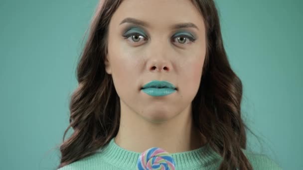 Modelo de moda expresiva con maquillaje verde brillante — Vídeos de Stock