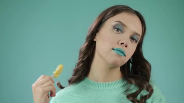 Expressieve mode model met groene heldere make-up — Stockvideo