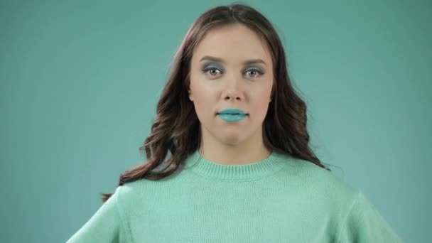 Modèle de mode expressif avec maquillage lumineux vert — Video