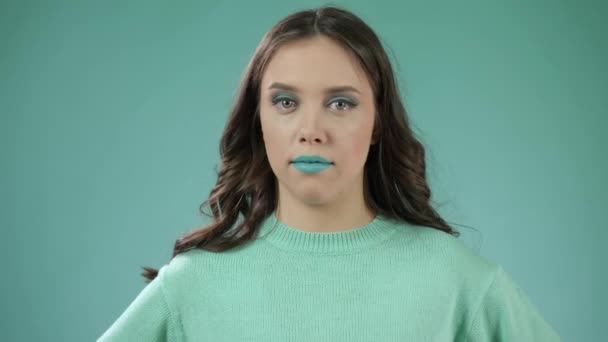 Εκφραστικό μοντέλο μόδας με πράσινο φωτεινό μακιγιάζ — Αρχείο Βίντεο