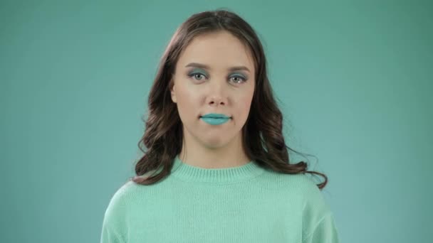 Ausdrucksstarkes Mode-Modell mit grünem, hellem Make-up — Stockvideo