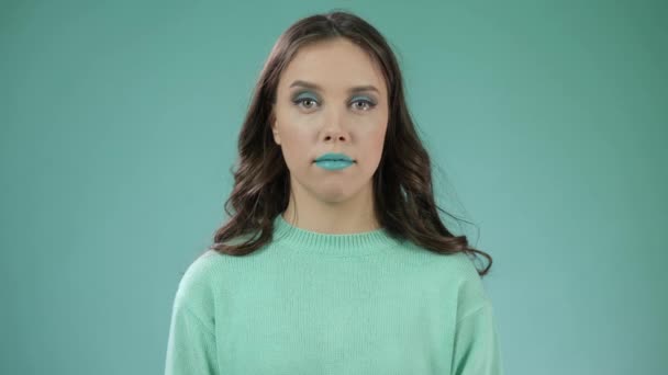 Modelo de moda expresiva con maquillaje verde brillante — Vídeo de stock