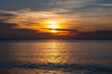 Tioman Adası 'nda güzel bir gün batımı ve plaj