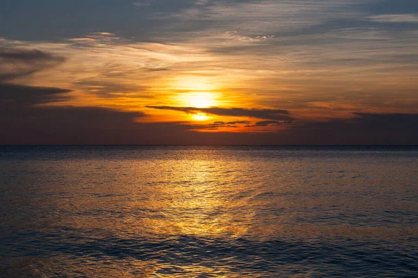 Tioman Adası 'nda güzel bir gün batımı ve plaj