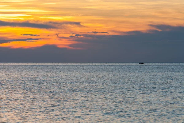 Schöner Sonnenuntergang und Strand auf der Insel Tioman — Stockfoto