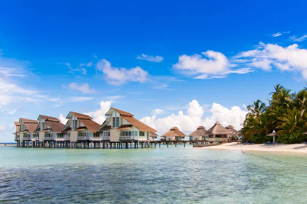 Una vista a las cabañas de agua y la playa — Foto de Stock