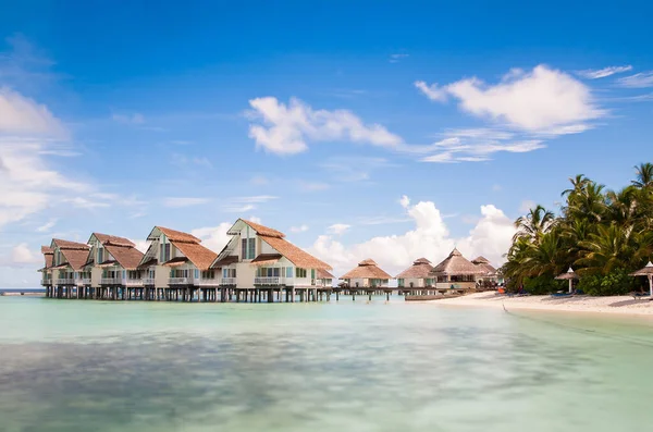 Una vista a las cabañas de agua y la playa — Foto de Stock