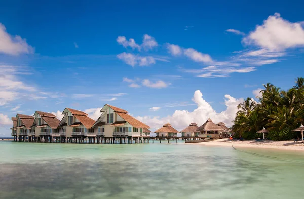 Una vista a las cabañas de agua y la playa — Foto de Stock