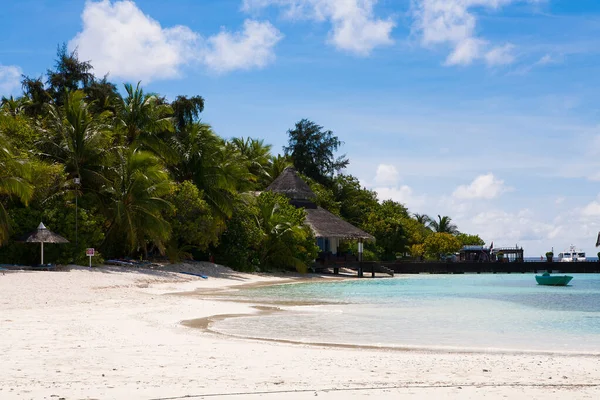 Una vista en la playa de la isla Ellaidhoo, Maldivas — Foto de Stock