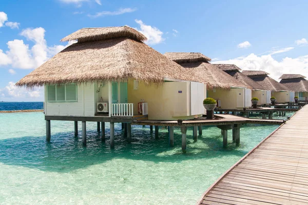 Una vista a la playa y casetas de agua en la isla tropical, Maldivas — Foto de Stock