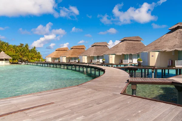 Una vista a la playa y casetas de agua en la isla tropical, Maldivas — Foto de Stock