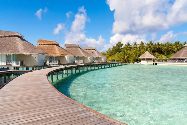 Ein Blick auf den Strand und die Wasserhütten auf der tropischen Insel Malediven — Stockfoto