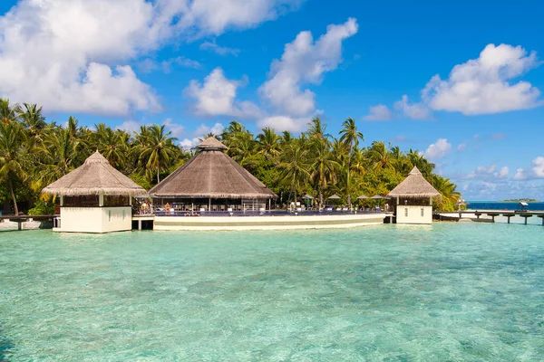 Uma vista para a praia e as cabanas de água na ilha tropical, Maldivas — Fotografia de Stock