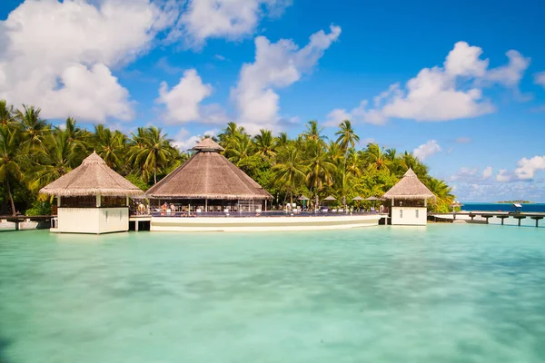 Una vista a la playa y casetas de agua en la isla tropical, Maldivas — Foto de Stock