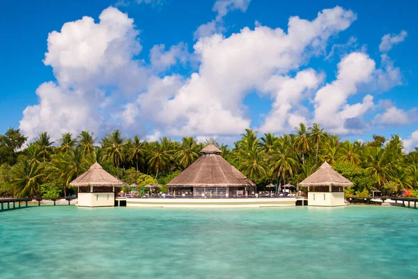 Una vista a la playa y casetas de agua en la isla tropical, Maldivas —  Fotos de Stock