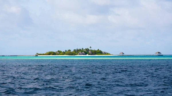 Blauwe koraalzee en eilandpanorama, Malediven — Stockfoto