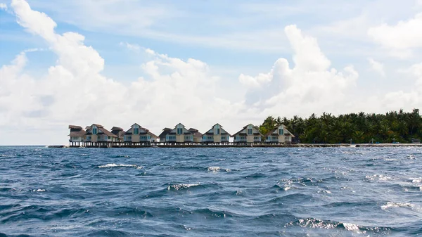 Mare di corallo blu e panorama dell'isola, Maldive — Foto Stock