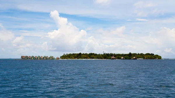 Mar de coral azul y panorama de islas, Maldivas — Foto de Stock