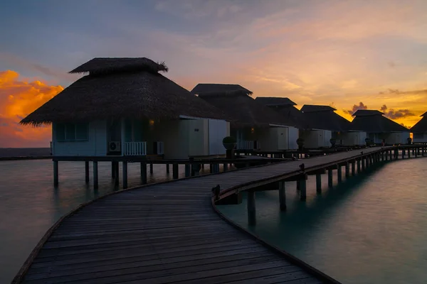 Puesta de sol en isla tropical, complejo de villas acuáticas —  Fotos de Stock