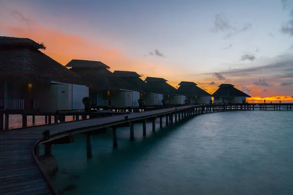 热带岛屿日落，水上别墅度假胜地 — 图库照片