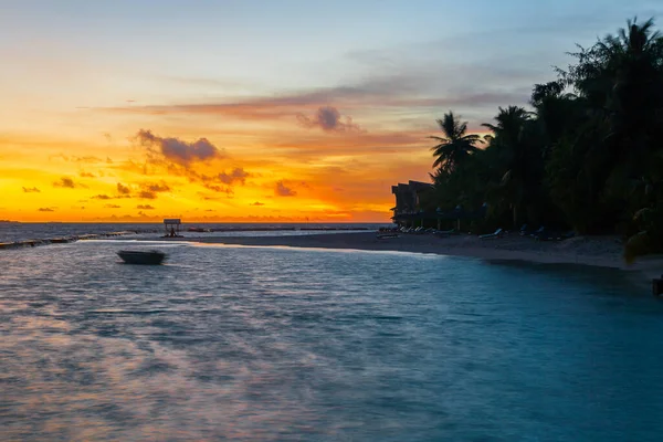 Puesta de sol en Maldivas, isla tropical — Foto de Stock