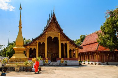 Luang Prabang 'daki tapınakta keşiş ve mavi gökyüzü