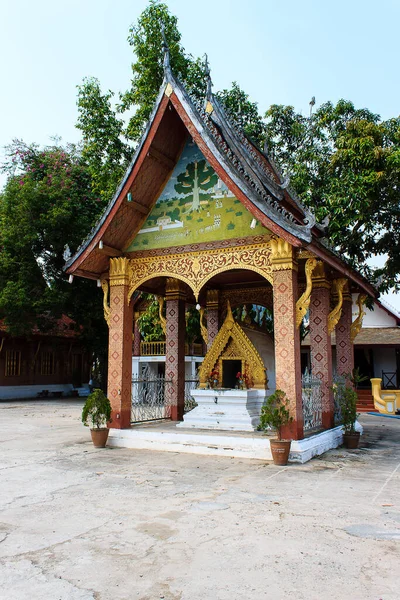 ルアンパバーンにある青い空の寺院 — ストック写真