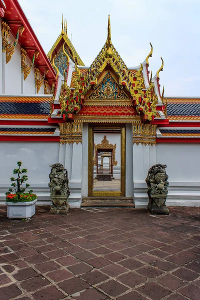 Bangkok, Tailândia - Estátuas de leão de pedra decoradas em frente à entrada Wat Pho — Fotografia de Stock