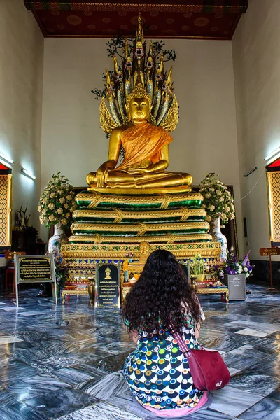 Bangkok, Tayland - Buda heykelinin önündeki kadın, Wat Pho
