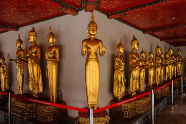 Bangkok, Tayland - Budist tapınağındaki altın Buda heykeli