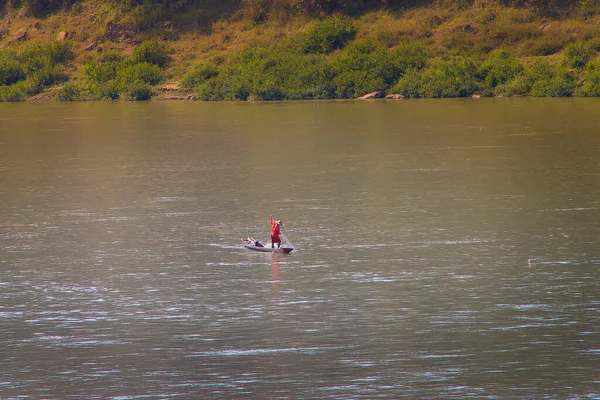 Luang Prabang 'daki Mekong Nehri' ndeki balıkçı teknesi Laos.