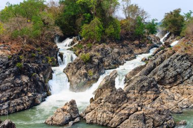Mekong Nehri 'ndeki Li Phi Şelalesi. Mekong Nehri Deltası 'ndaki ünlü manzara, 4000 ada, Champasak, Laos.