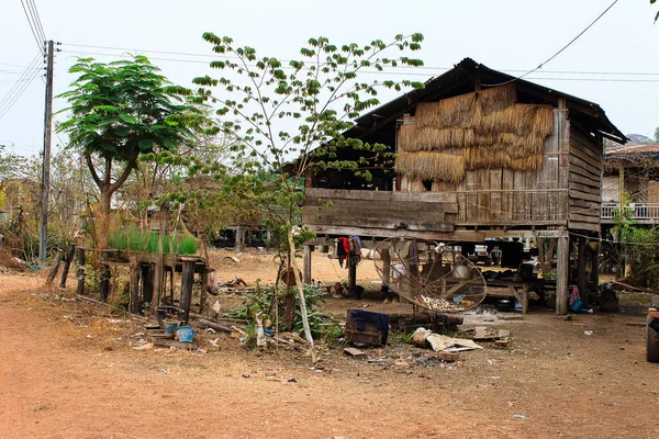 Laos 'ta ayaklıklar üzerinde geleneksel ev